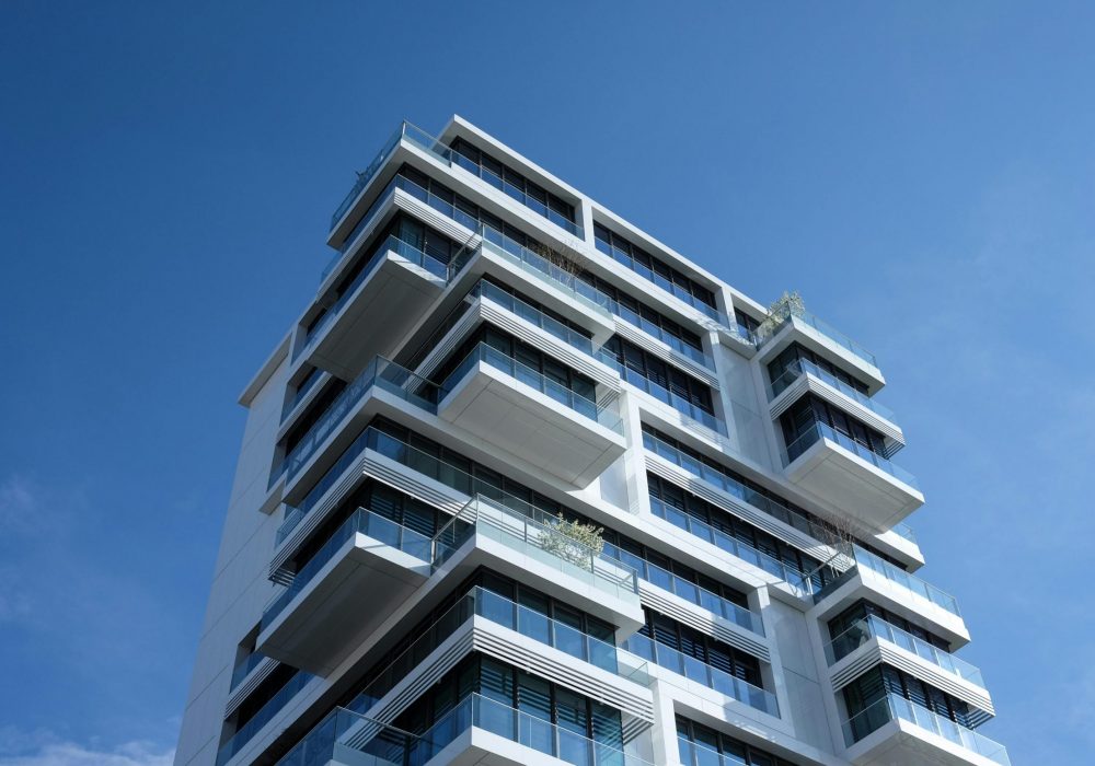 Edificio moderno con balcones amplios - inmobiliaria en torre del mar grupo alci